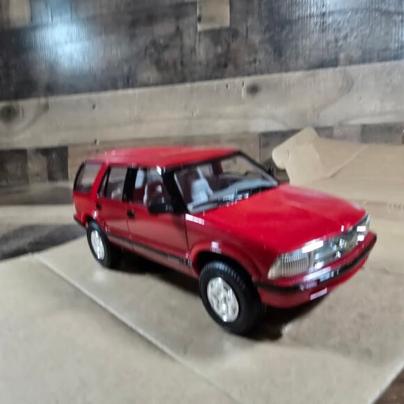 Ertl AMT 1995 Apple Red Chevrolet Blazer 4X4 Dealer Promo - Picture 2 of 11